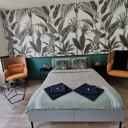 Jungle - - Netflix Apartment