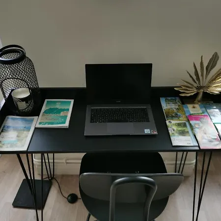 Jungle - - Netflix Apartment