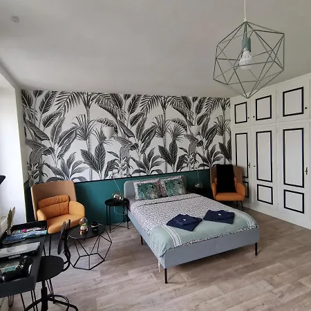 Jungle - - Netflix Apartment Gex