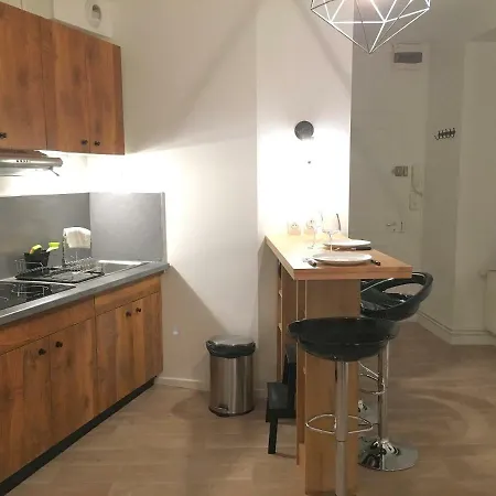 Apartment Jungle - - Netflix *