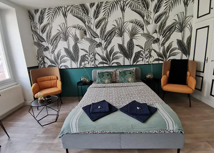Jungle - - Netflix Apartment