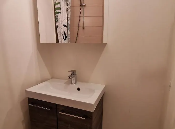 Jungle - - Netflix Apartment *