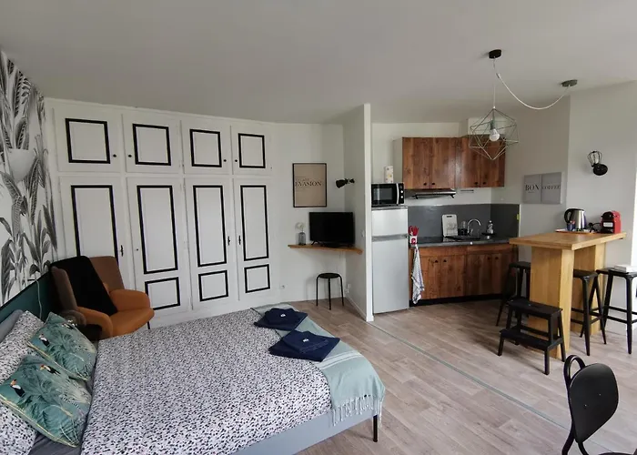 Jungle - - Netflix Apartment Gex